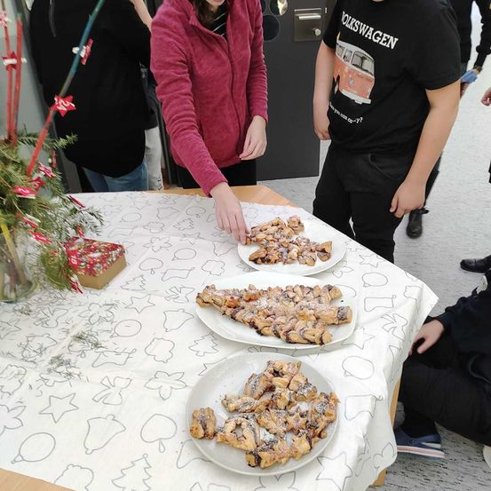 Bild enthält, Table, Adult, Female, Person, Woman, Cafeteria, Meal, Boy, Child, Male
