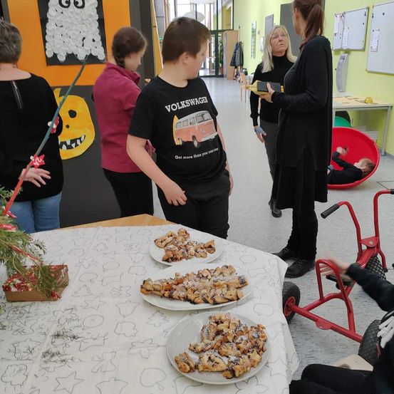 Bild enthält, Cafeteria, Restaurant, Adult, Female, Person, Woman, Table, Boy, Child, Male