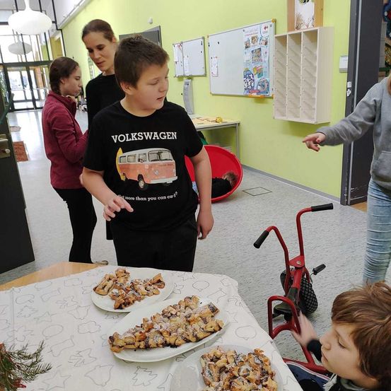 Bild enthält, Cafeteria, Restaurant, Meal, People, Person, T-Shirt, Boy, Child, Male, Table