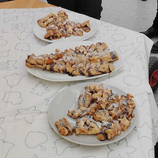 Bild enthält, Plate, Food, Food Presentation, Bread, Brunch, Adult, Male, Man, Person, Crepe