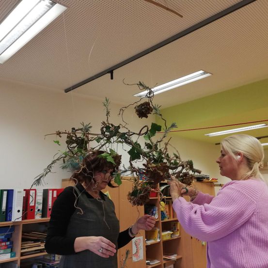 Bild enthält, Potted Plant, Adult, Female, Person, Woman, Shelf, Book, Library, Ring, Flower Arrangement