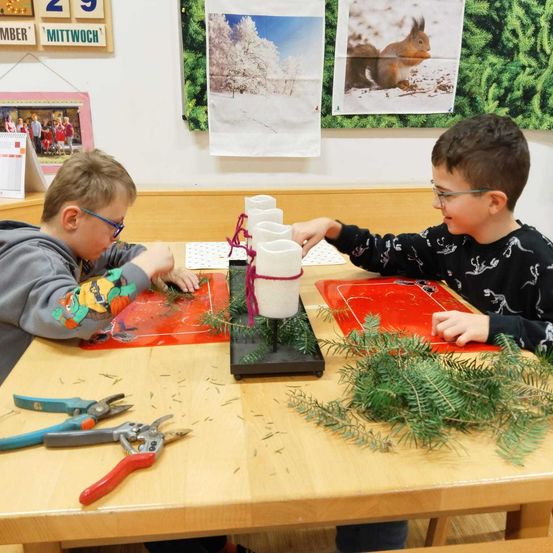 Bild enthält, Furniture, Table, Dining Table, Boy, Child, Male, Person, Student, Tabletop, Dining Room