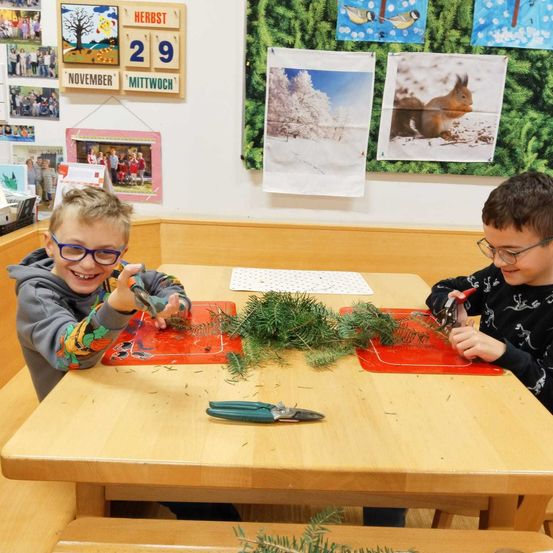 Bild enthält, Furniture, Table, Person, Student, Boy, Child, Male, Dining Table, Tabletop, Dagger
