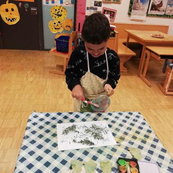 Bild enthält, Wood, Floor, Flooring, Table, Dining Table, Hardwood, Person, Portrait, Boy, Child