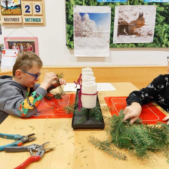 Bild enthält, Furniture, Table, Dining Table, Person, Student, Boy, Child, Male, Dining Room, Head