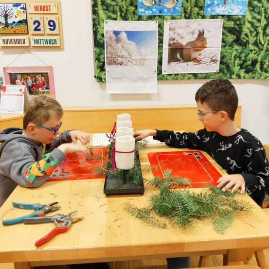 Bild enthält, Furniture, Table, Dining Table, Person, Student, Boy, Child, Male, Tabletop, Head