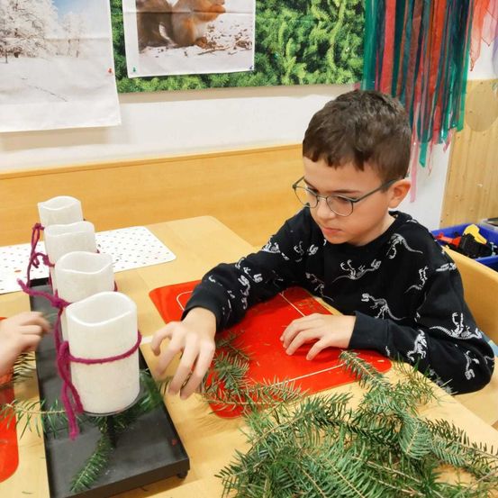 Bild enthält, Boy, Child, Male, Person, Table, Head, Student, Face, Opening Present