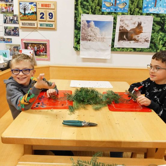 Bild enthält, Furniture, Table, Person, Student, Dining Table, Tabletop, Boy, Child, Male, Potted Plant
