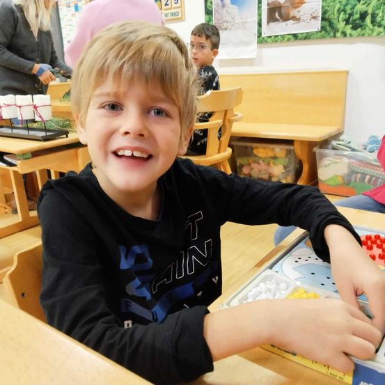 Bild enthält, Person, Portrait, Boy, Child, Male, Student, Table, Pill, School, Woman