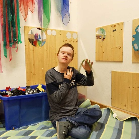 Bild enthält, Interior Design, Person, Portrait, Sitting, Pants, Wood, Boy, Child, Male, Stained Wood