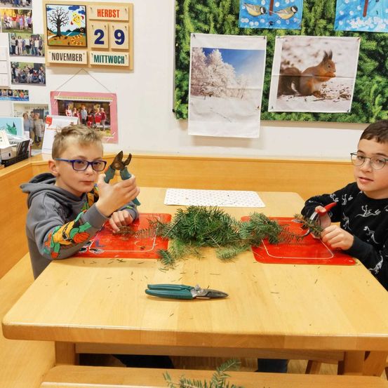 Bild enthält, Person, Student, Furniture, Table, Boy, Child, Male, Dining Table, Indoors, Power Drill