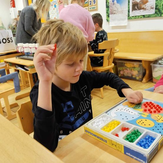 Bild enthält, Person, Student, Boy, Child, Male, Adult, Female, Woman, Kindergarten