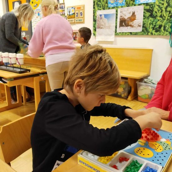 Bild enthält, Adult, Female, Person, Woman, Boy, Child, Male, Student, Glove