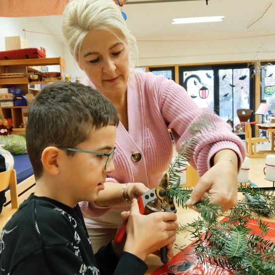 Bild enthält, Adult, Female, Person, Woman, Boy, Child, Male, Potted Plant, Photography, Portrait