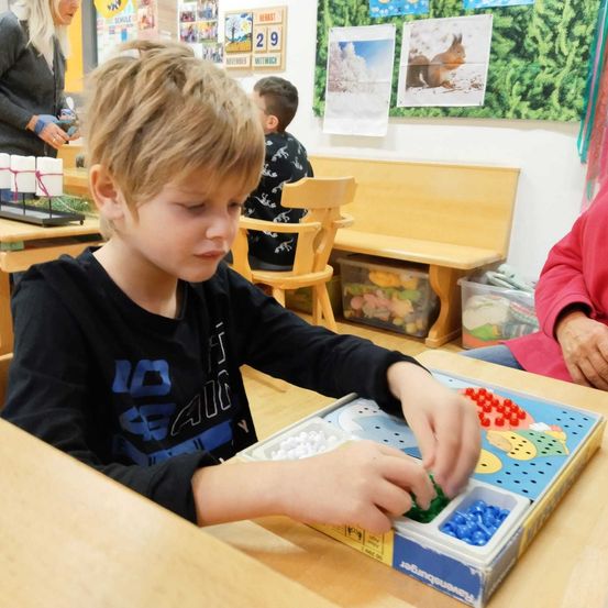 Bild enthält, Adult, Female, Person, Woman, Boy, Child, Male, Student, Man, Face