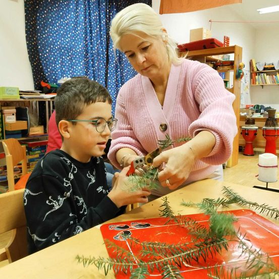 Bild enthält, Adult, Female, Person, Woman, Boy, Child, Male, Table, Head
