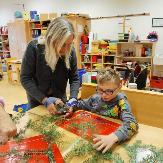 Bild enthält, Adult, Female, Person, Woman, Boy, Child, Male, Indoors, Baby