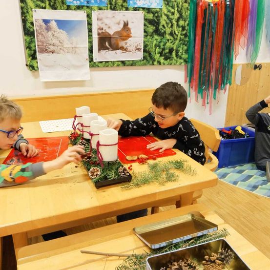 Bild enthält, Furniture, Table, Person, Student, Boy, Child, Male, Dining Table, Sword, Head