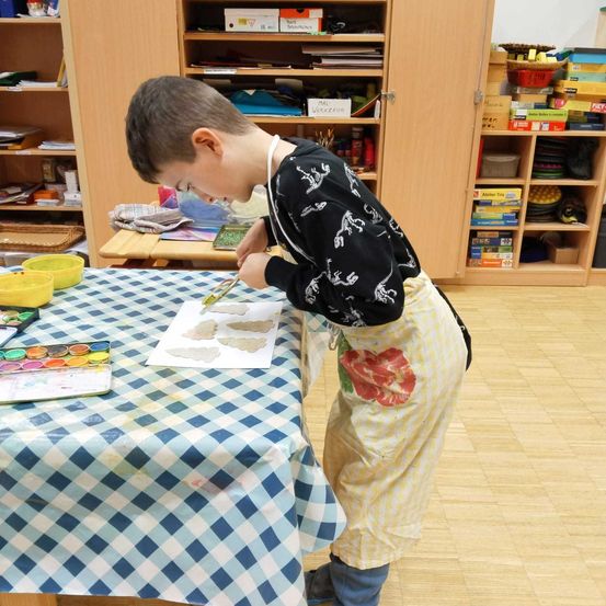 Bild enthält, Pants, Person, Photography, Portrait, Plywood, Wood, Shelf, Tablecloth, Boy, Child