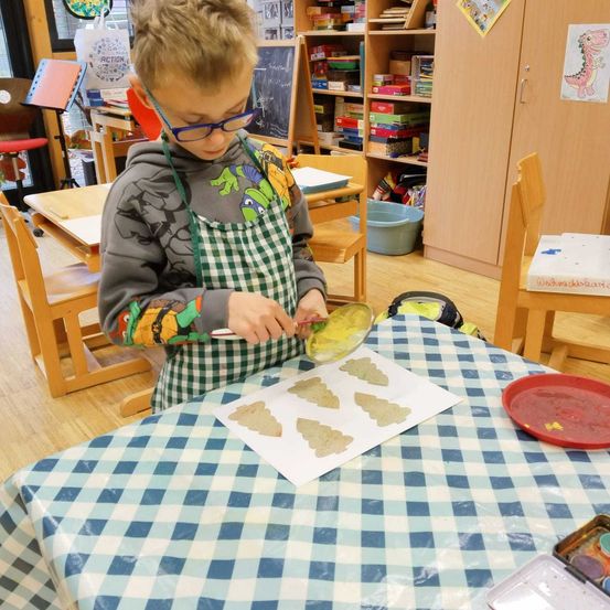 Bild enthält, Interior Design, Furniture, Table, Boy, Child, Male, Person, Dining Table, Tabletop, Head