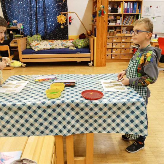 Bild enthält, Tablecloth, Furniture, Table, Dining Table, Boy, Child, Male, Person, Interior Design, Head