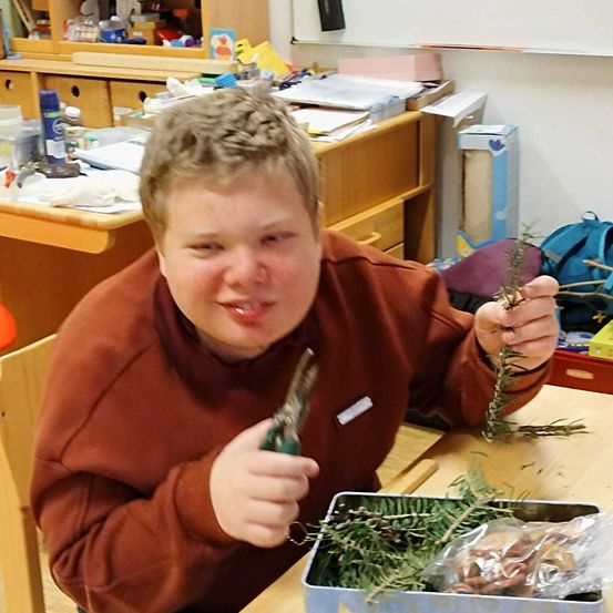 Bild enthält, Cutlery, Finger, Person, Portrait, Table, Fork, Herbal, Boy, Child, Male