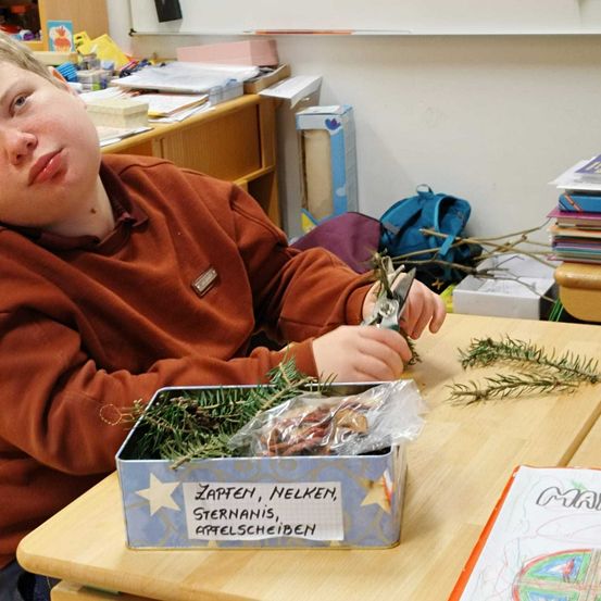 Bild enthält, Furniture, Table, Boy, Child, Male, Person, Scissors, Wood, Face, Opening Present