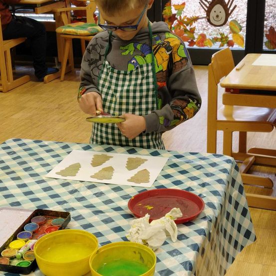 Bild enthält, Dining Table, Table, Person, Portrait, Wood, Tablecloth, Interior Design, Boy, Child, Male