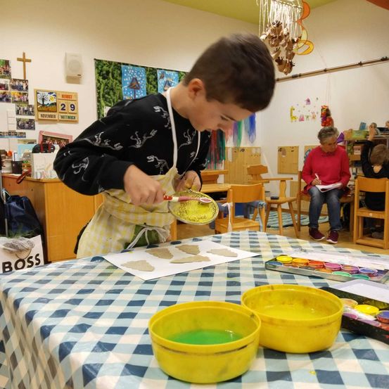 Bild enthält, Dining Table, Table, Dining Room, Person, Portrait, Tablecloth, Interior Design, Boy, Child, Male