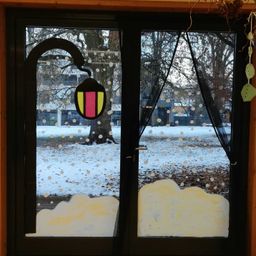 Bild enthält, Home Damage, Window - Broken, Door, Person