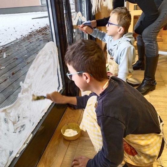 Bild enthält, Boy, Child, Male, Person, Vandalism, Adult, Man, Head, Face