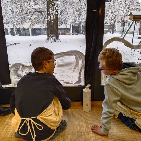 Bild enthält, Boy, Child, Male, Person, Wood, Adult, Female, Woman, Head, Sitting