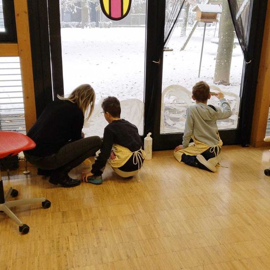 Bild enthält, Floor, Flooring, Interior Design, Wood, Shelter, Boy, Child, Male, Person, Woman