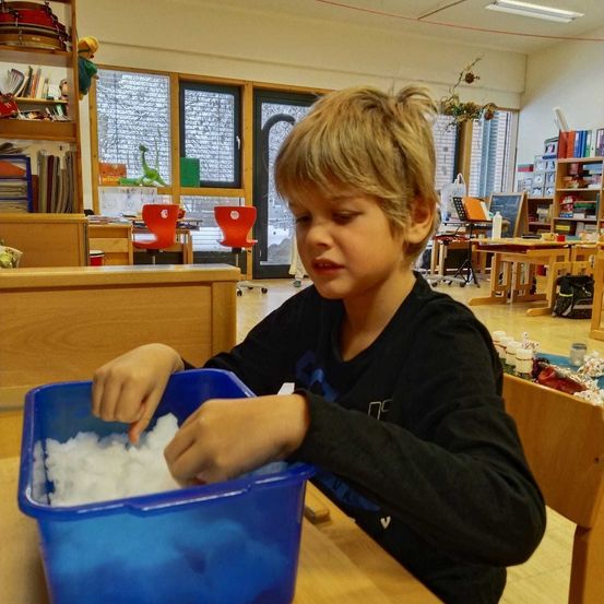 Bild enthält, Person, Photography, Portrait, Interior Design, Floor, Wood, Boy, Child, Male, Flooring