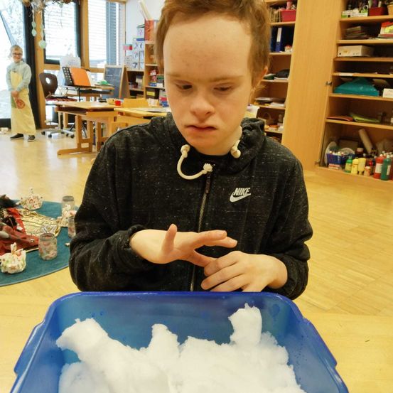Bild enthält, Face, Head, Person, Photography, Portrait, Floor, Bathing, Box, Cabinet, Wood