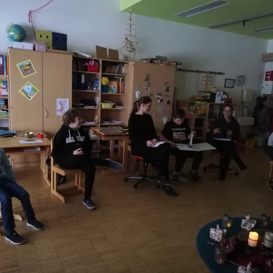 Bild enthält, Boy, Child, Male, Person, Adult, Man, Glasses, Face, Head, Shoe