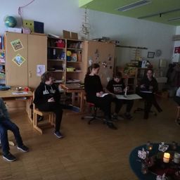 Bild enthält, Boy, Child, Male, Person, Adult, Man, Glasses, Face, Head, Shoe