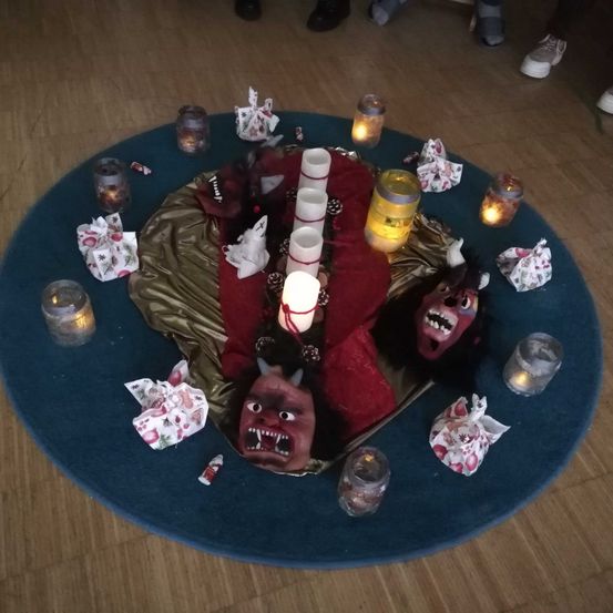 Bild enthält, Footwear, Shoe, Person, Festival, Food, Food Presentation, Candle, Urban, People