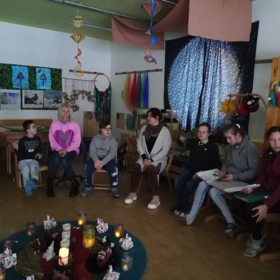 Bild enthält, Dining Room, Dining Table, Furniture, People, Person, Table, Living Room, Boy, Child, Male