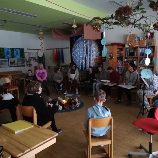 Bild enthält, Indoors, Restaurant, Chair, Person, Adult, Male, Man, Boy, Child, Woman