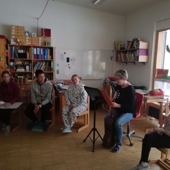 Bild enthält, Furniture, Indoors, Living Room, Person, Adult, Male, Man, Library, People, Table