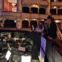 Bild enthält, Indoors, Music, Musical Instrument, Musician, Orchestra Pit, Performer, Person, Baby, Child, Girl