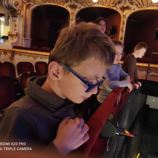 Bild enthält, Person, Photography, Portrait, Glasses, Boy, Male, Teen, Theater, Interior Design, People