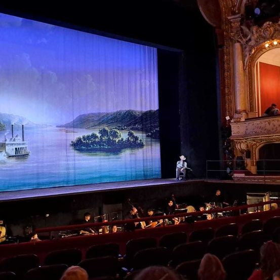 Bild enthält, Indoors, Theater, Cinema, Auditorium, Hall, Building, Person, Face, Head