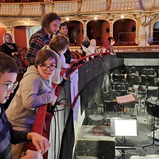 Bild enthält, Indoors, Music, Musician, Orchestra Pit, Person, Boy, Child, Male, Adult, Man