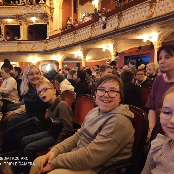Bild enthält, People, Person, Urban, Photography, Lighting, Glasses, Adult, Female, Woman, Theater