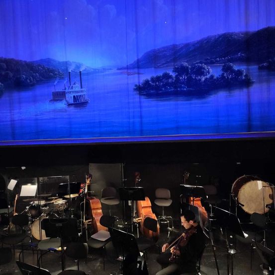 Bild enthält, Adult, Male, Man, Person, Indoors, Music, Musical Instrument, Musician, Orchestra Pit, Performer