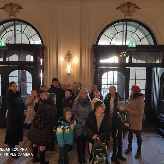 Bild enthält, Coat, People, Person, Adult, Female, Woman, Lighting, Door, Jacket, Shoe