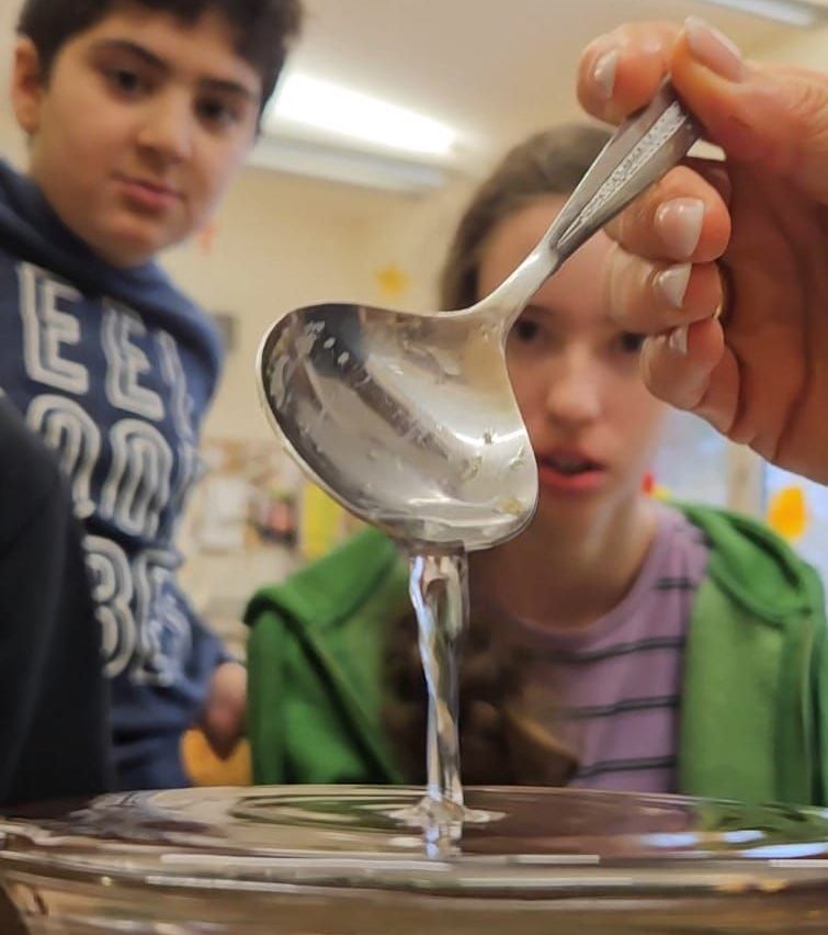Bild enthält, Kitchen Utensil, Ladle, Boy, Child, Male, Person, Cutlery, Spoon, Face, Head