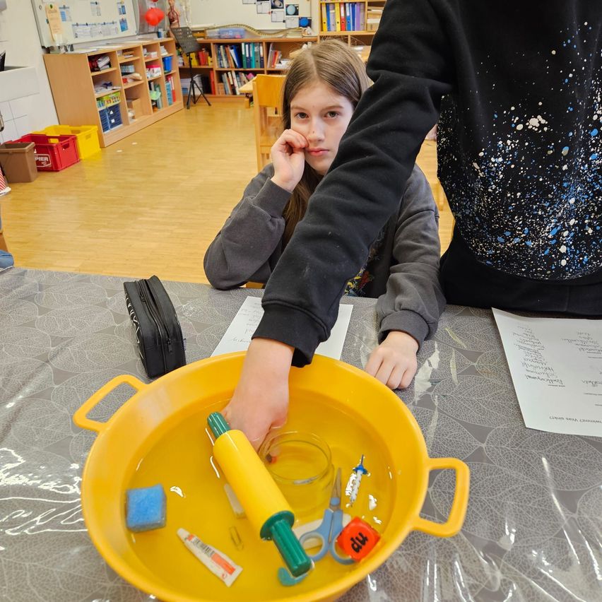 Bild enthält, Person, Box, Cleaning, Clothing, Footwear, Shoe, Student